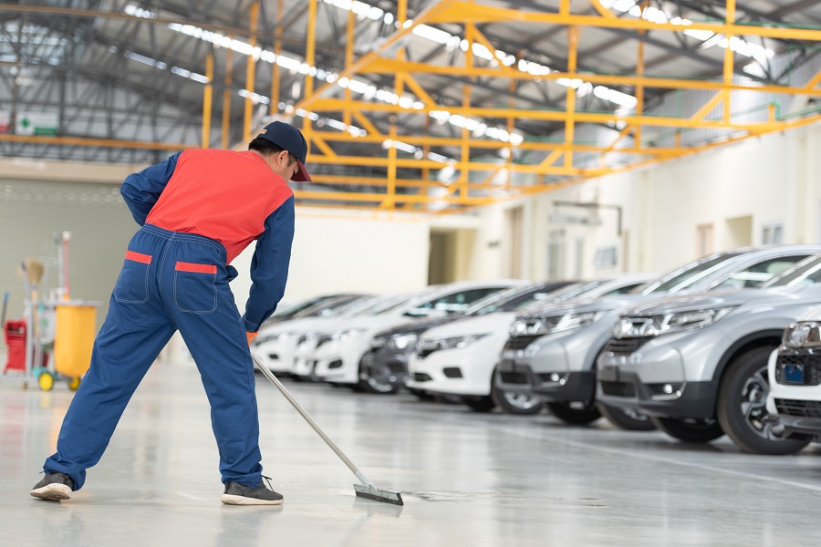 Por qu&eacute; es importante la limpieza profesional en agencias automotrices